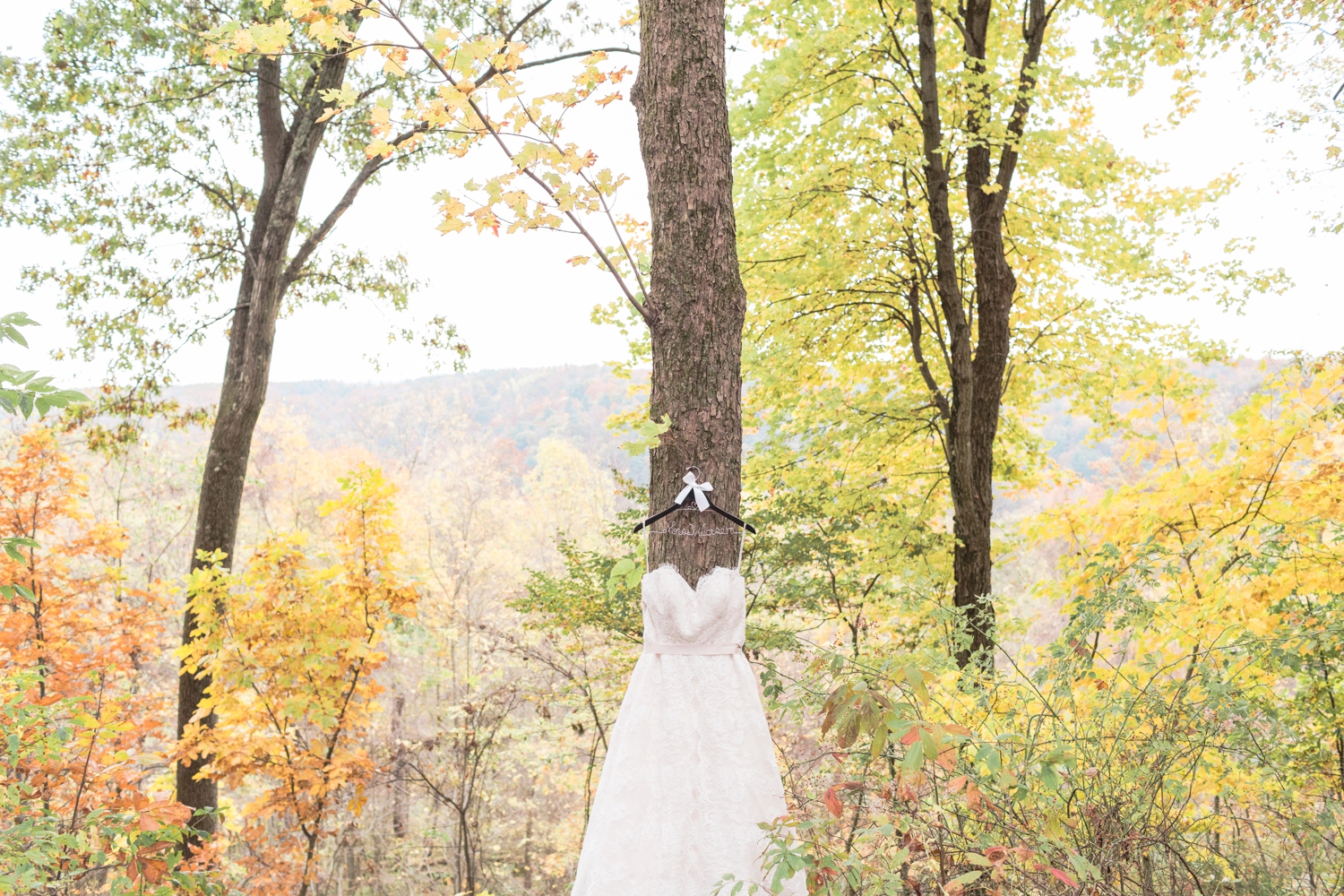 Jill-Rob-Outdoor-Fall-Ohio-Wedding-Photographer-Grand-Barn-at-the-Mohicans_8145.jpg