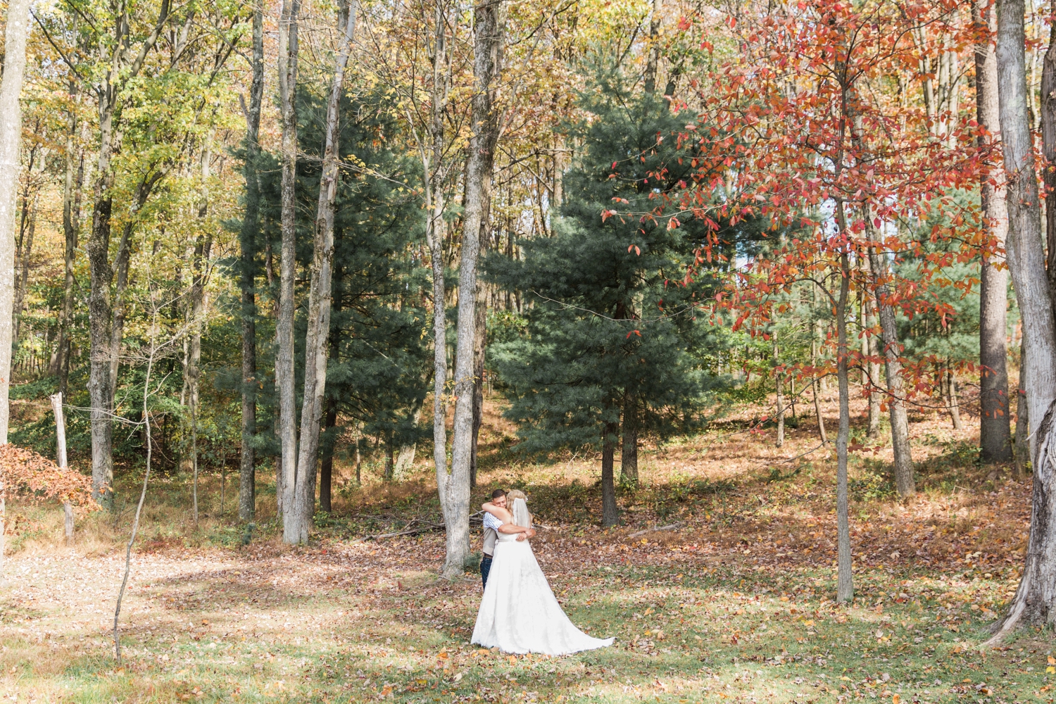 Jill-Rob-Outdoor-Fall-Ohio-Wedding-Photographer-Grand-Barn-at-the-Mohicans_8176.jpg