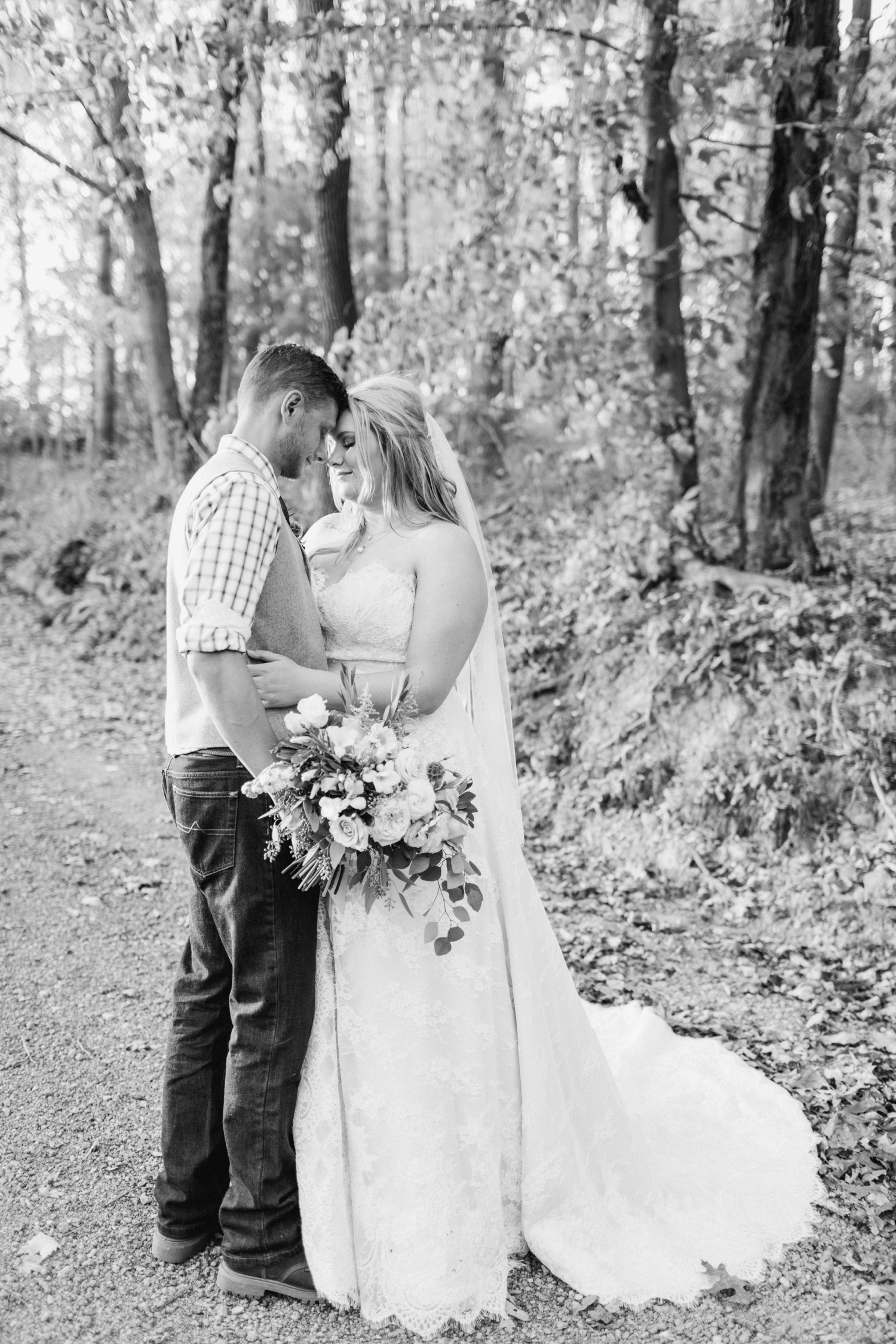 Jill-Rob-Outdoor-Fall-Ohio-Wedding-Photographer-Grand-Barn-at-the-Mohicans_8267.jpg
