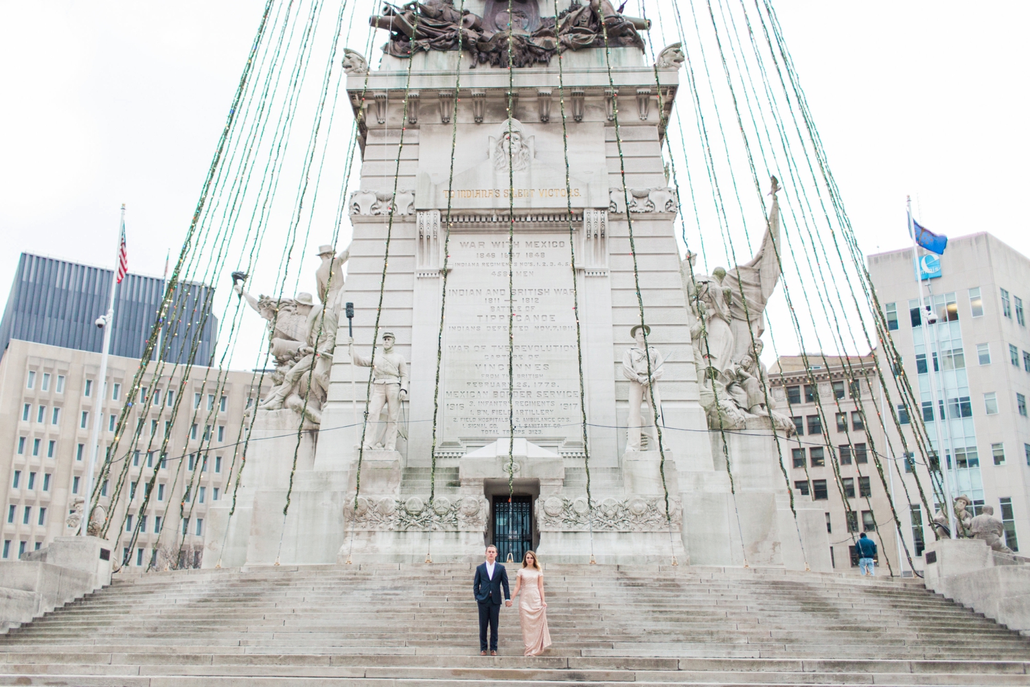 monument-circle-downtown-indianapolis-indiana-engagement-session_9438.jpg